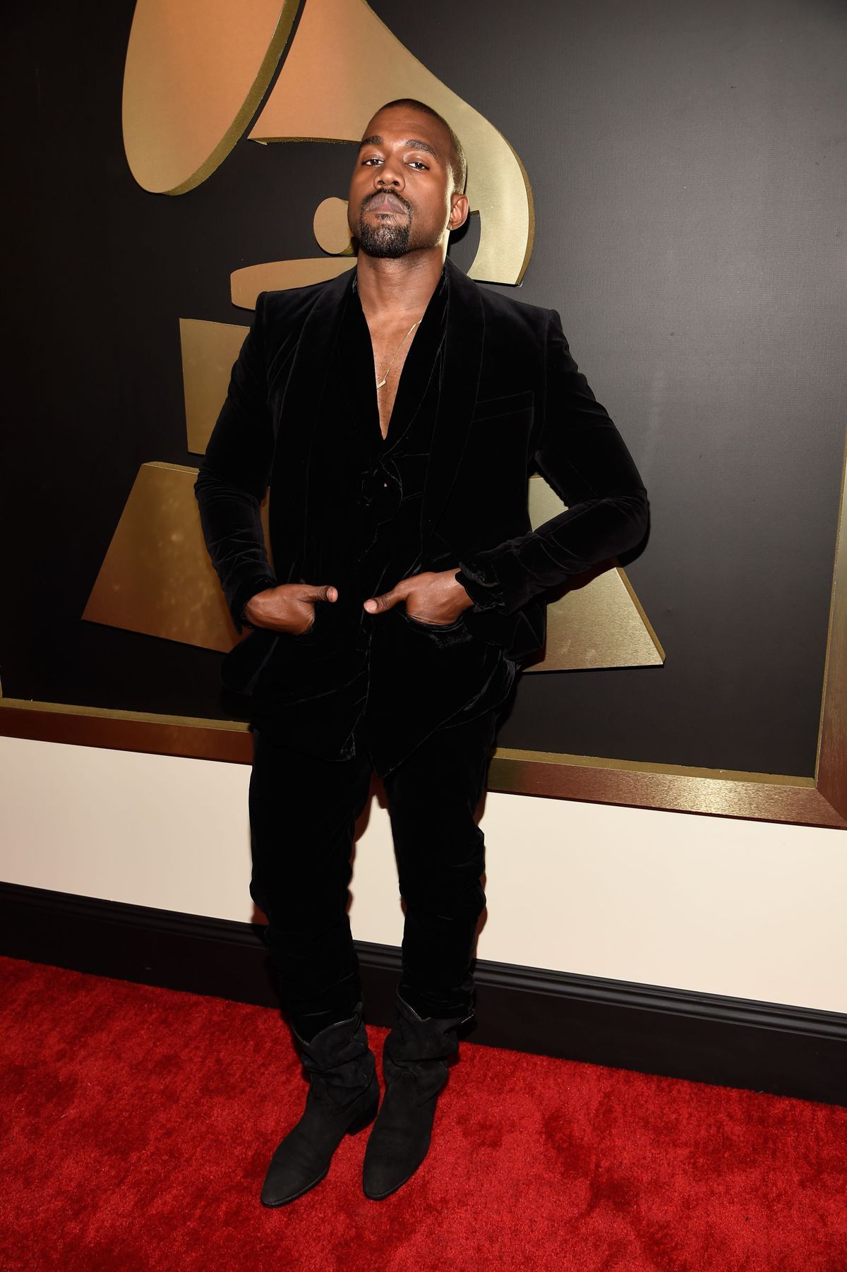제57회 그래미 어워드 레드카펫에서 발망의 블랙 벨벳 수트를 입고 나타난 칸예 웨스트의 모습. / 이미지 출처: 게티 이미지. 