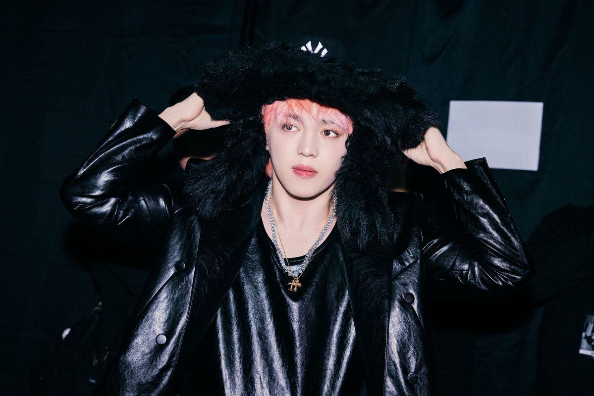 오프닝 무대에 오르기 전, 백스테이지에서 에스쿱스의 모습