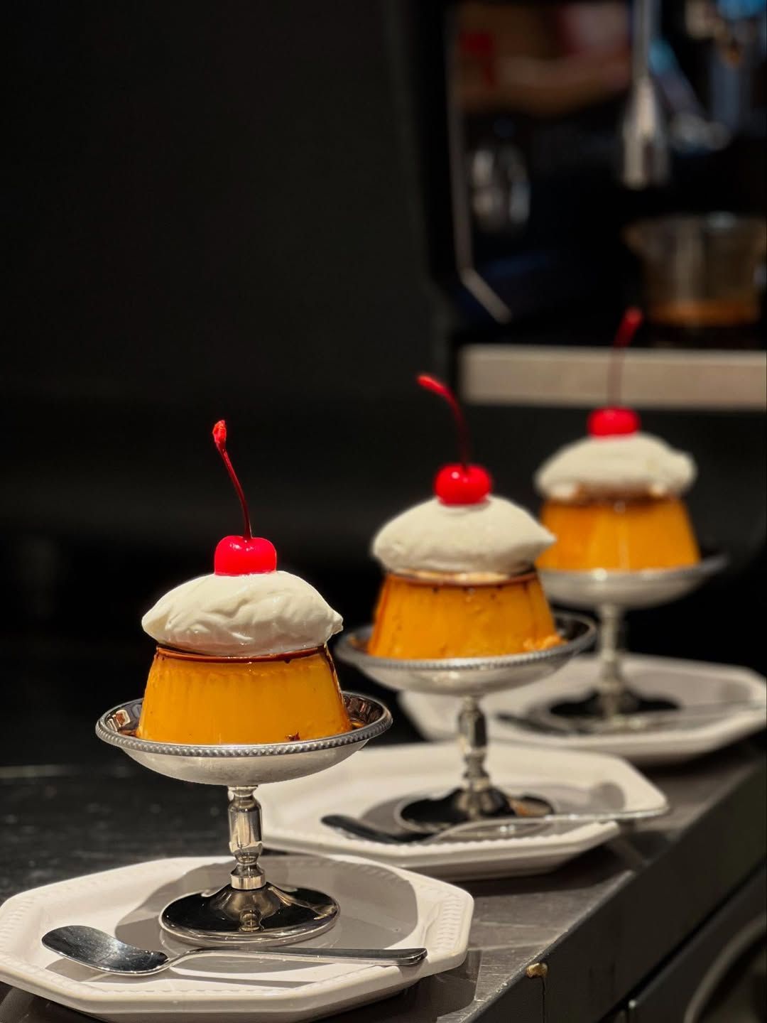 커스터드 푸딩에 캬라멜 소스, 생크림과 체리를 곁들인 클래식 커스터드 푸딩. / 이미지 출처: 카페 인스타그램 @februarycoffeeroastery