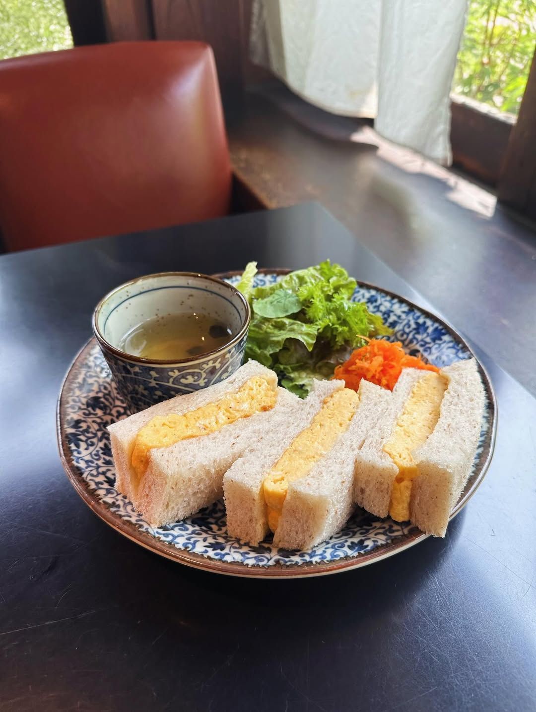 푸딩과 함께 가야바 커피의 시그너처 메뉴인 타마고 샌드. / 이미지 출처: 카페 인스타그램 @kayabacoffee