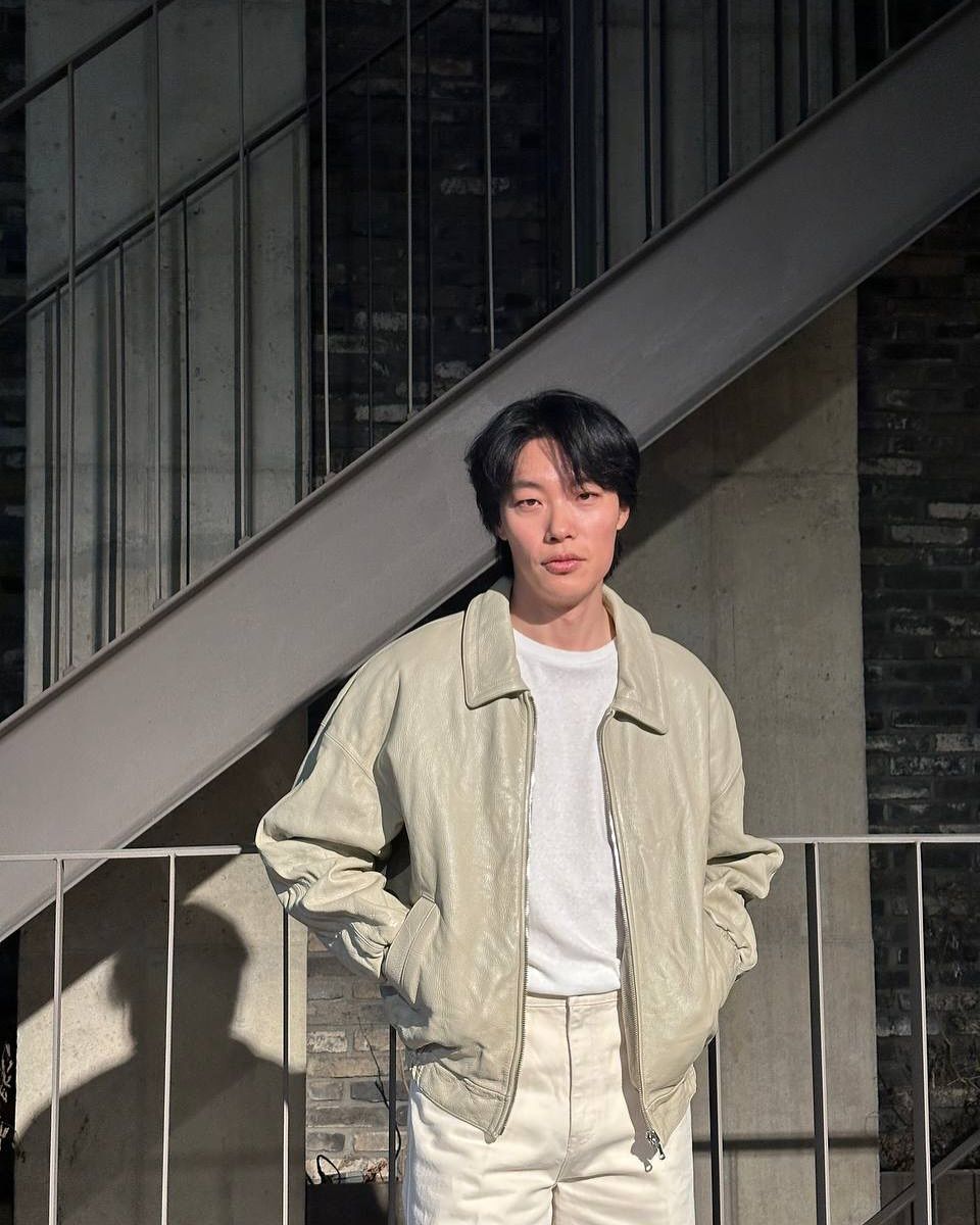 이런 레더 색깔도 가능하다. 우윳빛 레더 재킷 / 이미지출처: 류준열 인스타그램 @ryusdb