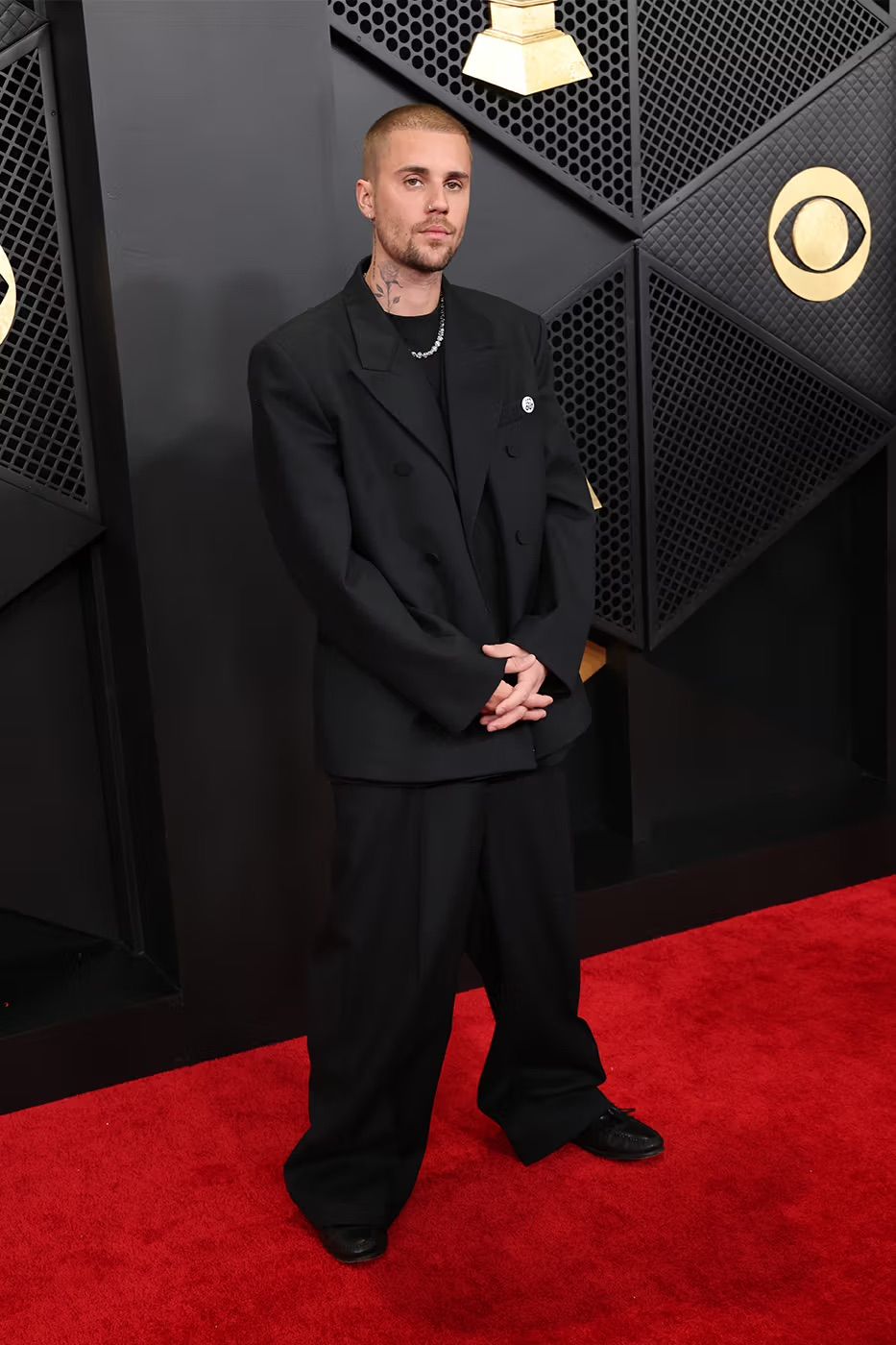 제68회 그래미 어워드 시상식 레드카펫에서 발렌시아가 커스텀 룩을 입고 자세를 취하는 저스틴 비버. / 이미지 출처: 게티 이미지. 