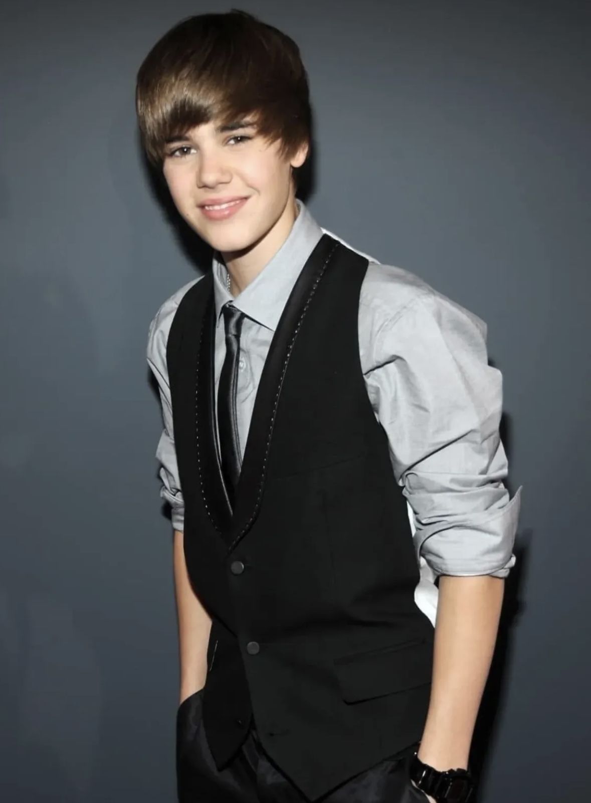 제52회 그래미 어워드 시상식에서 포멀한 룩을 선보이는 16살의 저스틴 비버의 앳된 모습. / 이미지 출처: 게티 이미지. 