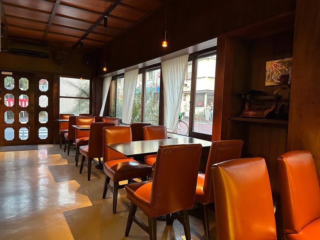 외관만큼 오래된 역사를 보여주고 있는 가야바 커피의 내부. / 이미지 출처: 카페 인스타그램 @kayabacoffee