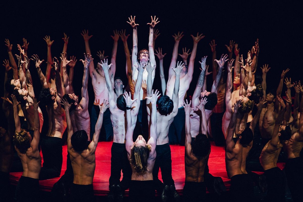 <볼레로>는 라벨의 동명 음악 ‘볼레로’를 바탕으로, 반복과 누적의 구조가 만들어내는 압도적인 에너지를 움직임으로 극대화한 작품이다. / 출처: 바이브컴퍼니 제공