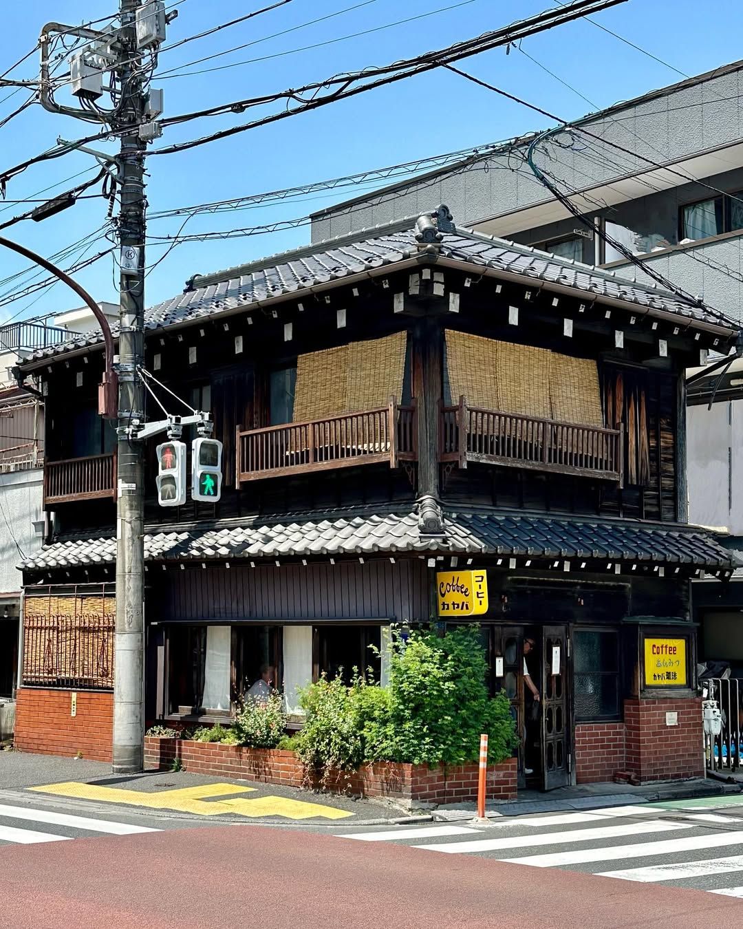 오래된 감성이 돋보이는 가야바 커피의 목조 건물 외관. / 이미지 출처: 카페 인스타그램 @kayabacoffee