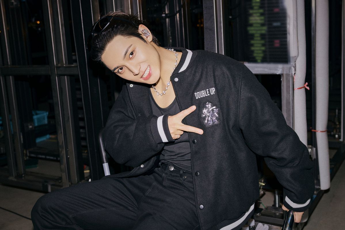 투어 머치를 착용한 백스테이지에서의 민규