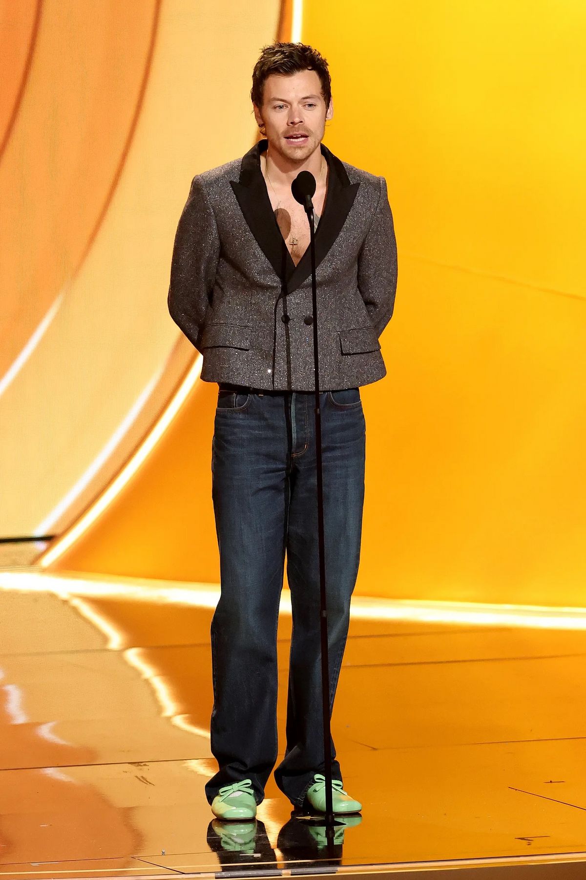 제 68회 그래미 어워드 시상식에서 디올의 커스텀 바 자켓과 스트레이트 팬츠에 민트 컬러 발레 플랫 슈즈를 매치한 룩으로 등장했다. / 이미지 출처: 게티 이미지. 