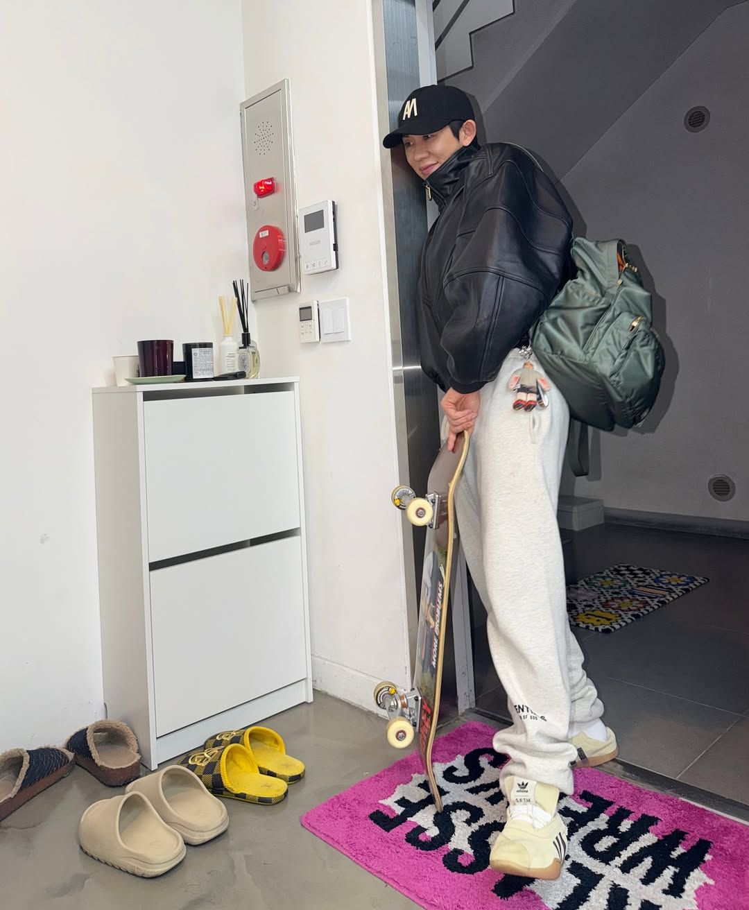 야구모자, 아디다스 스니커즈, 조거팬츠 합격. / 이미지출처: 코드쿤스트 인스타그램 @codekunst