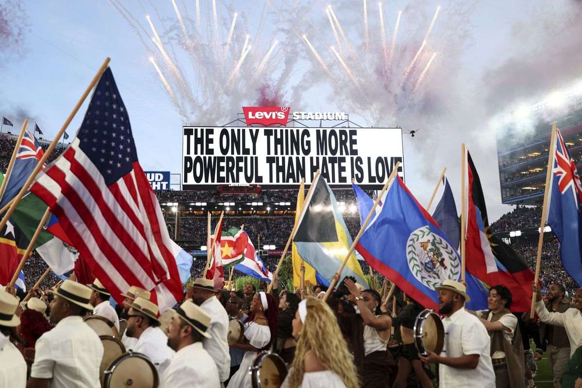 많은 댄서들이 아메리카 대륙의 모든 국기를 들고 피날레를 장식한다. / 출처: 게티이미지스