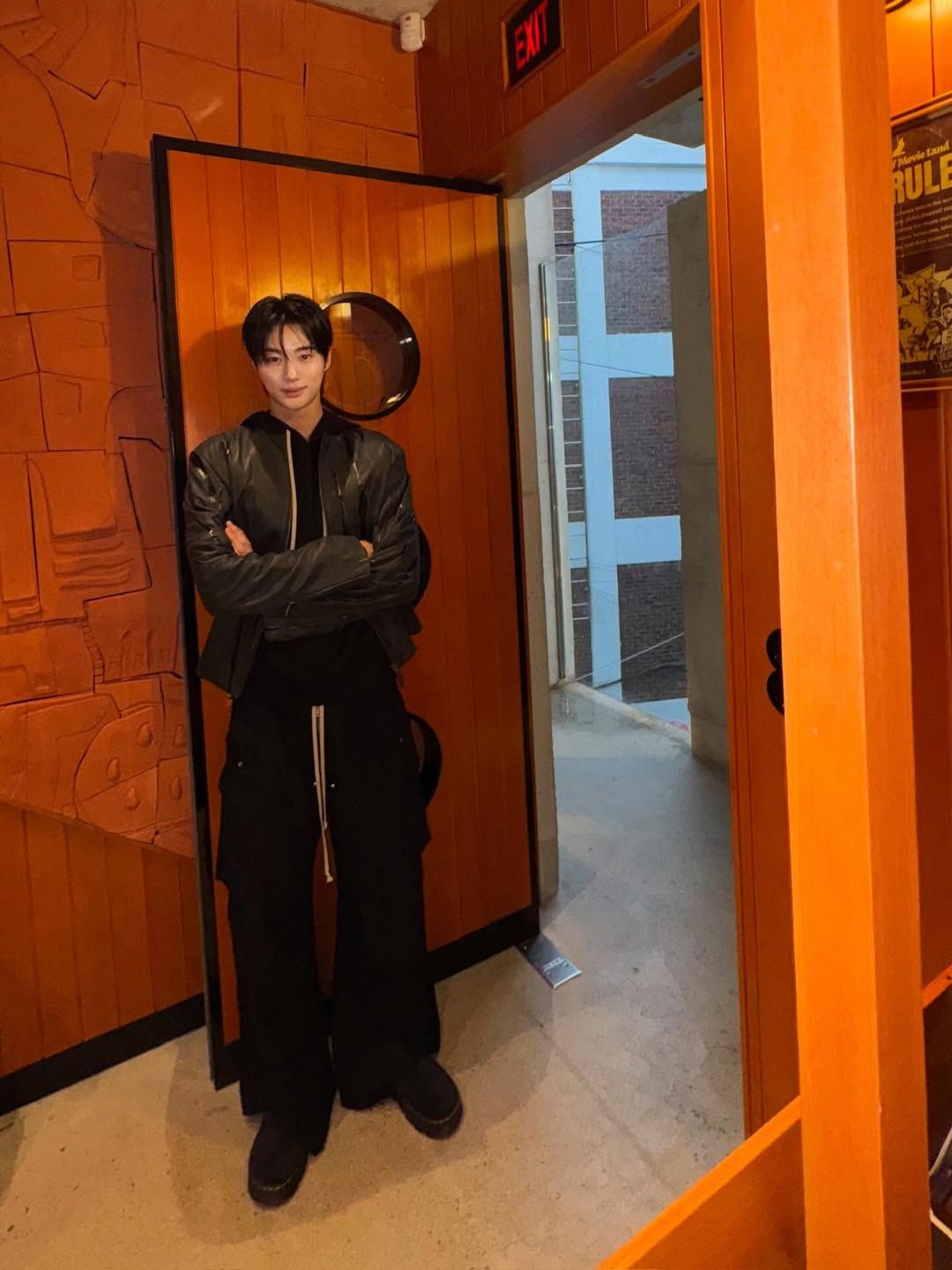 레더 재킷 스타일링이 어렵다면 블랙 조거팬츠와 함께 입어보자. / 이미지출처: 변우석 인스타 @byeonwooseok