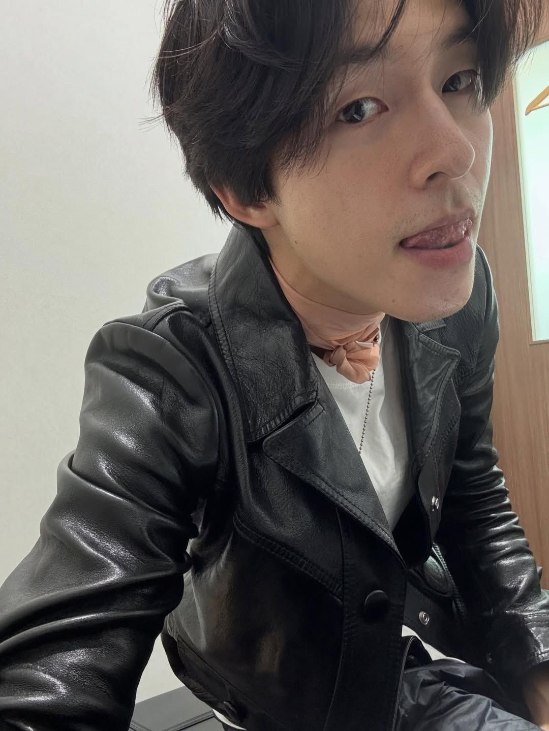 평범한 라이더도 흰 티에 액세서리를 더하면 멋스러워진다. (물론 홍경이지만) / 이미지출처: 홍경 인스타그램 @bluecages 