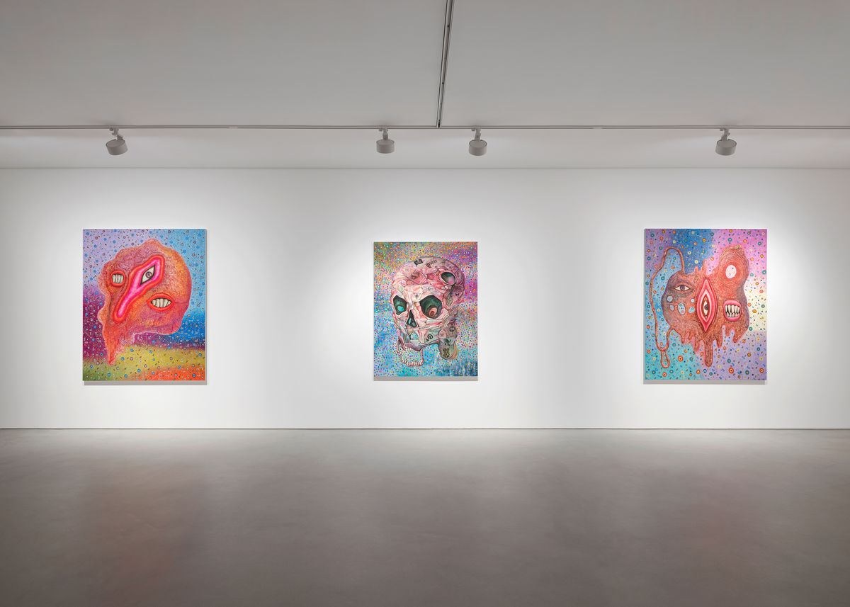 그로테스크함이 다채로운 색감, 그리고 장식성과 충돌하며 자아내는 기이함을 바탕으로 주제의식을 드러낸다. / 출처: 국제갤러리 제공