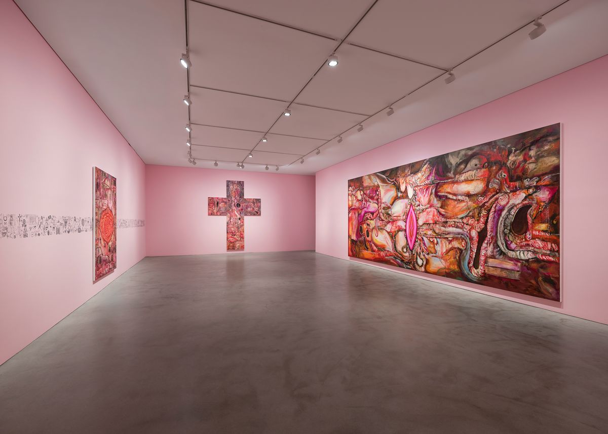 영적 영역을 상징하는 십자가는 내장 이미지로 장식된 채 ‘여성화’되어 있다. / 출처: 국제갤러리 제공