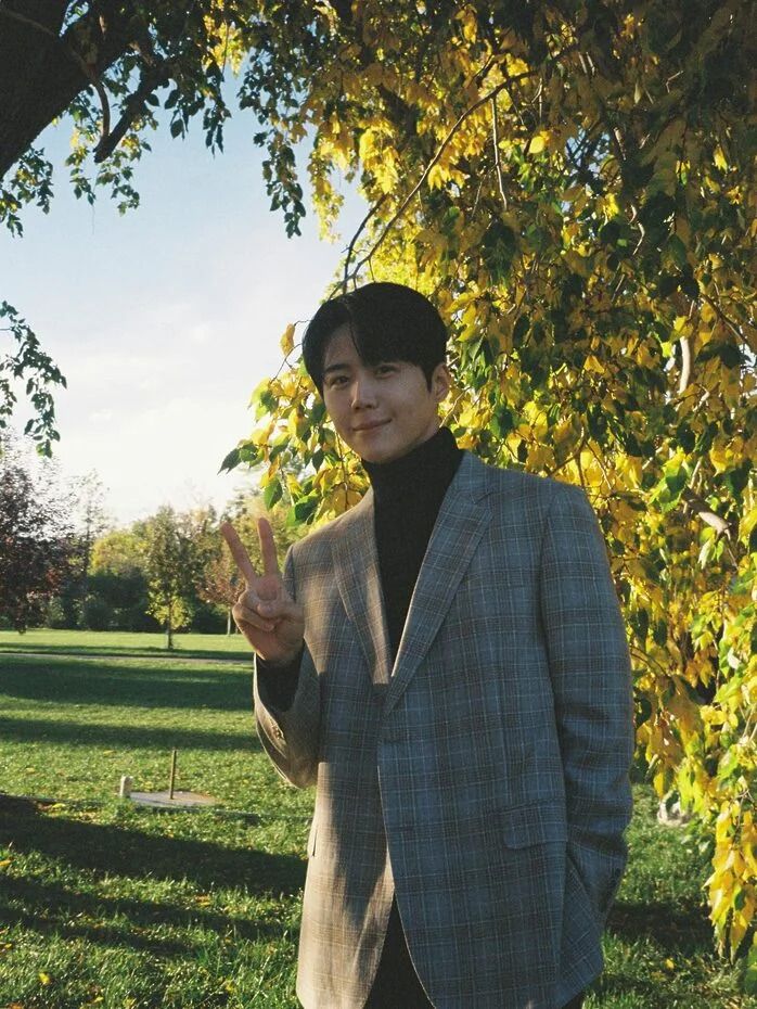 다정하고 따뜻한 인상을 남기는 김선호의 브라운 체크 재킷 스타일링 / 이미지 출처: 넷플릭스, 김선호 인스타그램 @seonho__kim