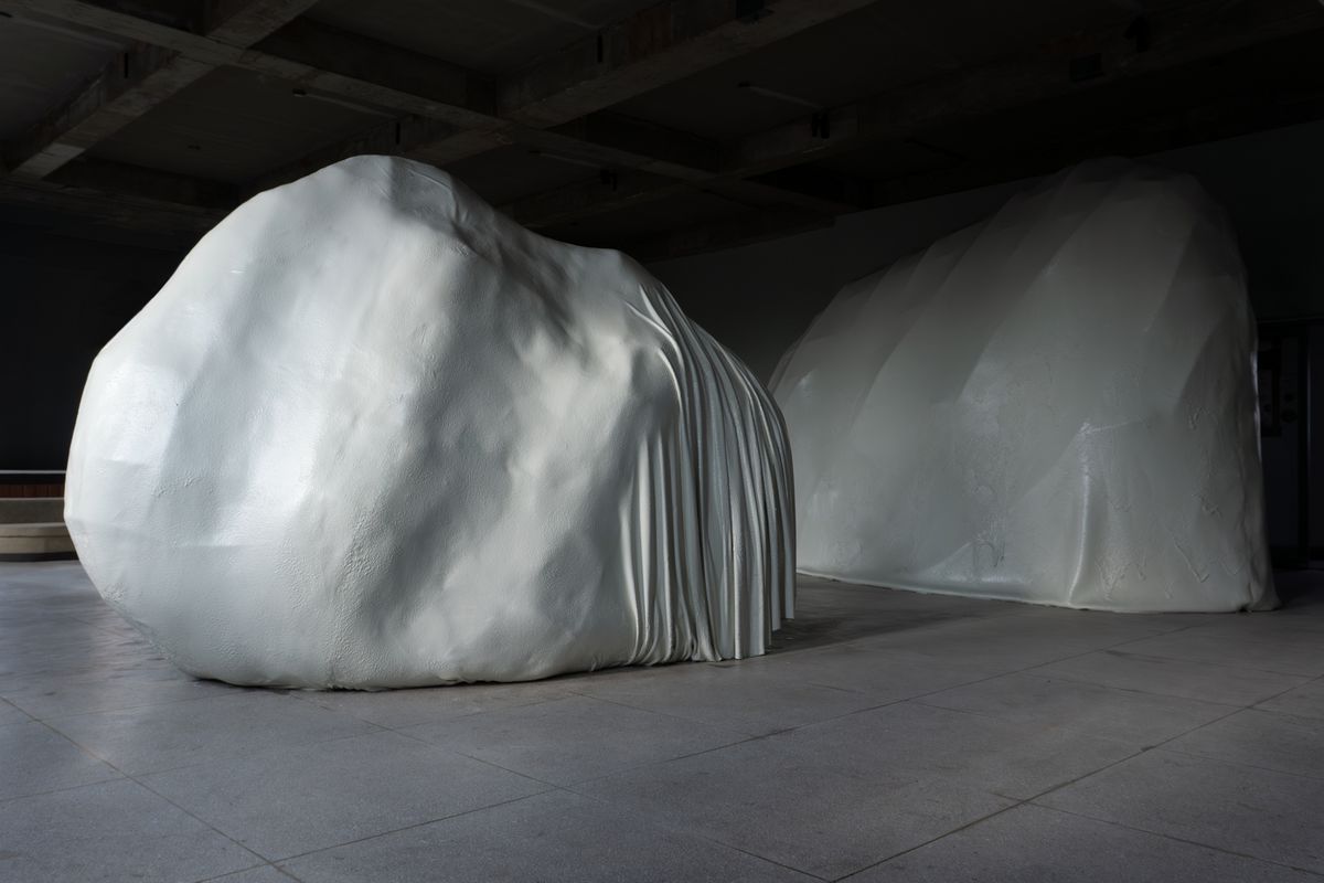 0개의 기둥 1. 2022. 젖은 흙, 혼합재료, 향. 380 x 170 x 245 cm, 550 x 240 x 340 cm.작가및타데우스로팍갤러리,런던•파리•잘츠부르크•밀라노•서울제공 ©Juree Kim