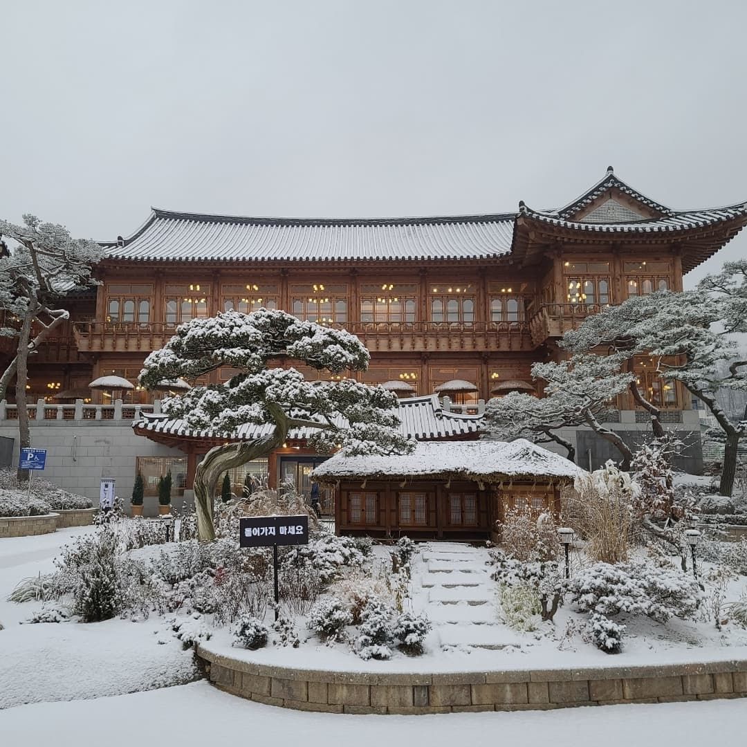 사계절의 멋을 그대로 품고 있는 한옥 카페. 이미지 출처 : 인스타그램 @hyegyeonggung___bakery_cafe