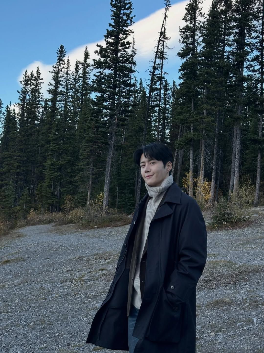 트렌치부터, 맥, 발마칸까지 다양한 코트로 '느좋남' 분위기를 완성하는 김선호의 코트 스타일링 / 이미지 출처: 넷플릭스, 김선호 인스타그램 @seonho__kim