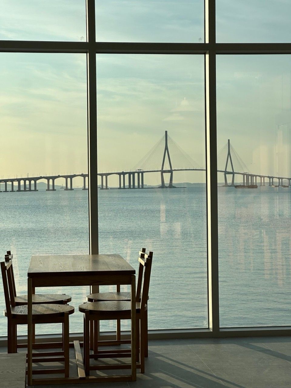 송도 8공구 해변 공원에 위치한 카페. / 이미지 출처 : 인스타그램 @longbeachcoffee_ 