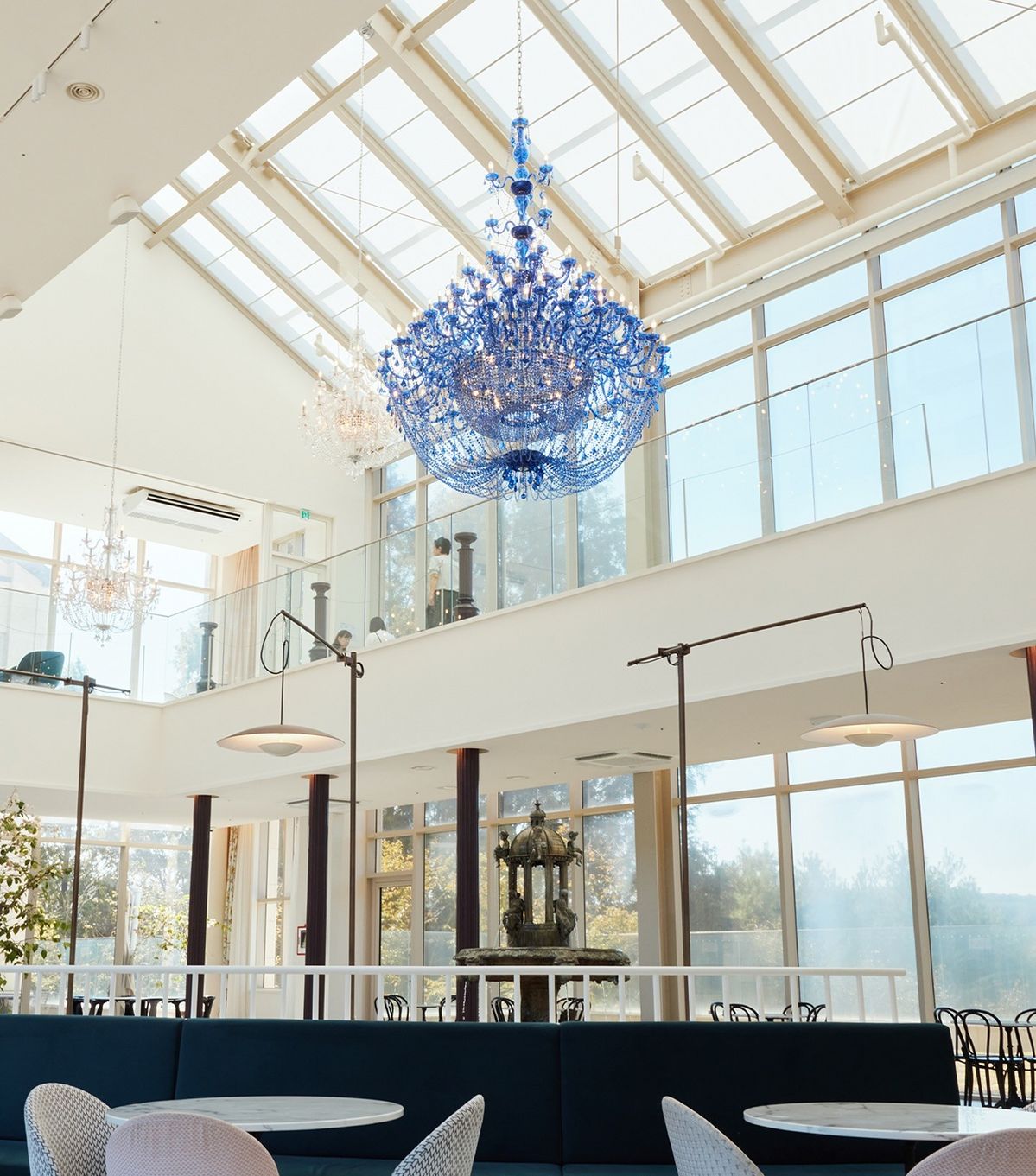 프렌치 스타일의 인테리어가 돋보이는 대형 카페. / 이미지 출처 : 인스타그램 @mochuisle.frenchcafe 