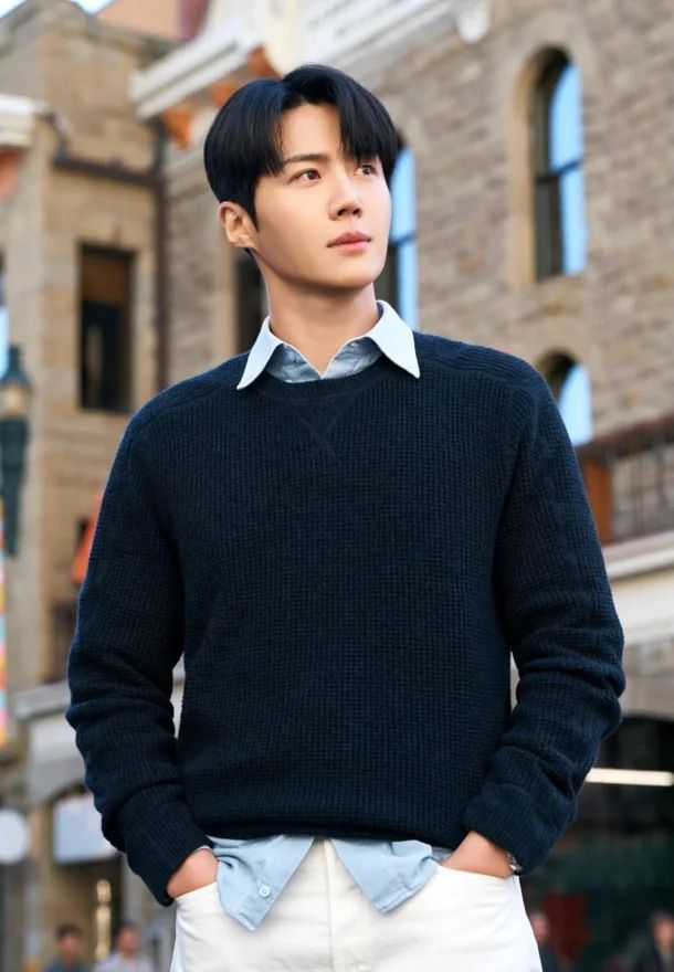 와플 소재 니트와 셔츠 레이어드를 매치해 캐주얼한 매력을 강조한 김선호의 니트 스타일링 / 이미지 출처: 넷플릭스