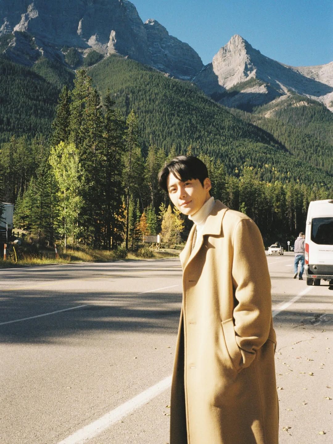 트렌치부터, 맥, 발마칸까지 다양한 코트로 '느좋남' 분위기를 완성하는 김선호의 코트 스타일링 / 이미지 출처: 넷플릭스, 김선호 인스타그램 @seonho__kim