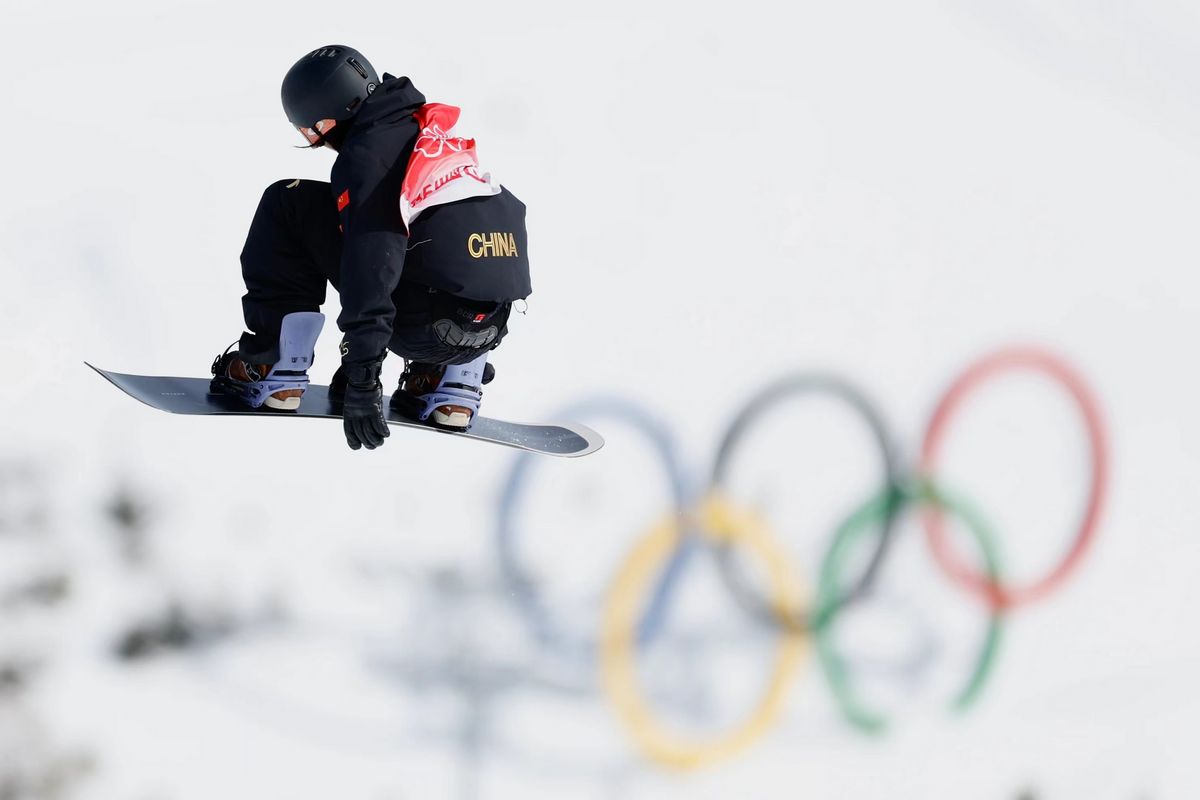 보드를 잡지 못하고 무릎과 다리 쪽을 잡은 듯한 동작이 포착되며 판정 논란이 생겼다. / 출처: 게티이미지스