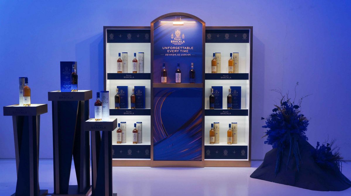 <Royal Brackla Imaginarium Vol.1 : Soundscape Salon>는 로얄 브라클라의 핵심 컬러인 블루를 바탕으로 감각적으로 연출된 공간에서 진행되었다 / 이미지 출처: 바카디 코리아