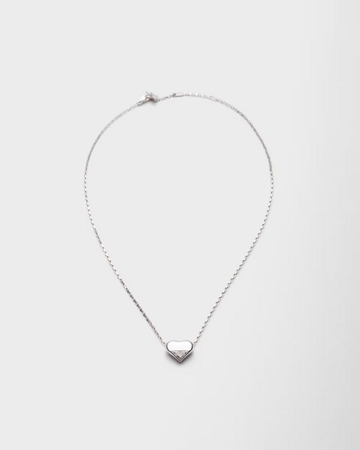 프라다의 아이덴티티를 깔끔하게 담은 주얼리 / 이미지 출처: 프라다.