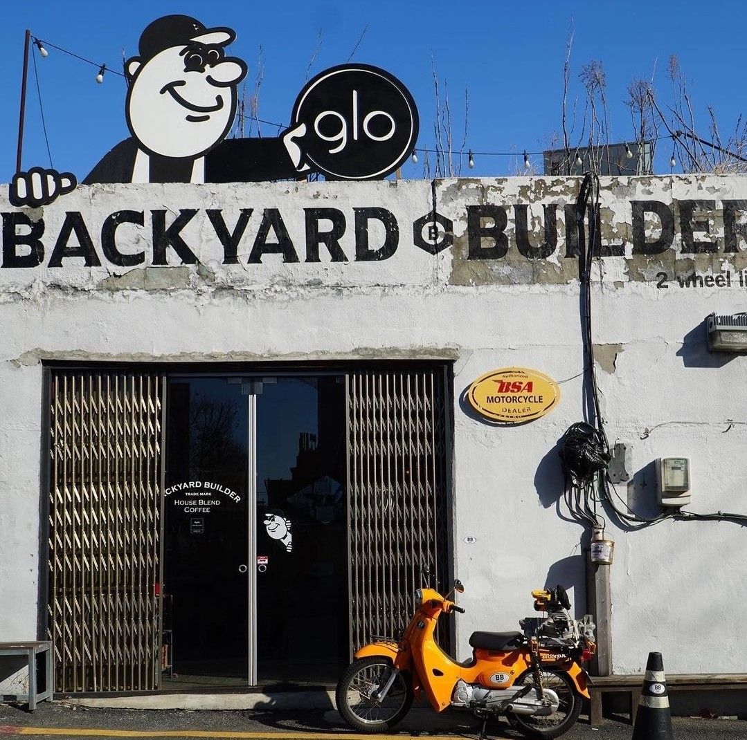 다양한 바이크를 볼 수 있는 반려견 동반 가능 백야드빌더 HQ. / 이미지출처: 네이버지도 업체 제공 이미지