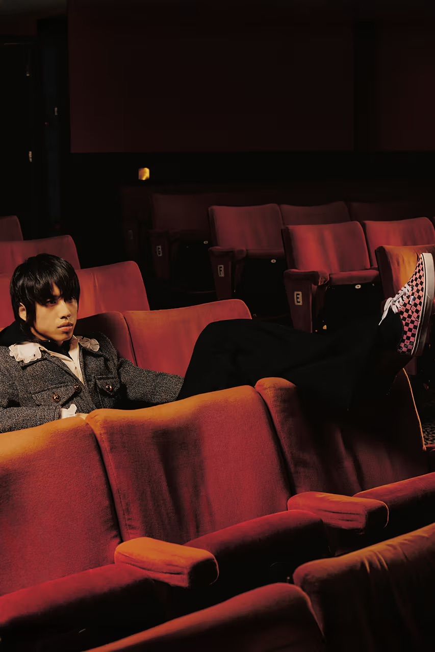 2025년 9월에 공개된 발렌티노 가라바니와 반스의 첫 번째 협업 컬렉션 캠페인 화보. / 이미지 출처: 발렌티노. 