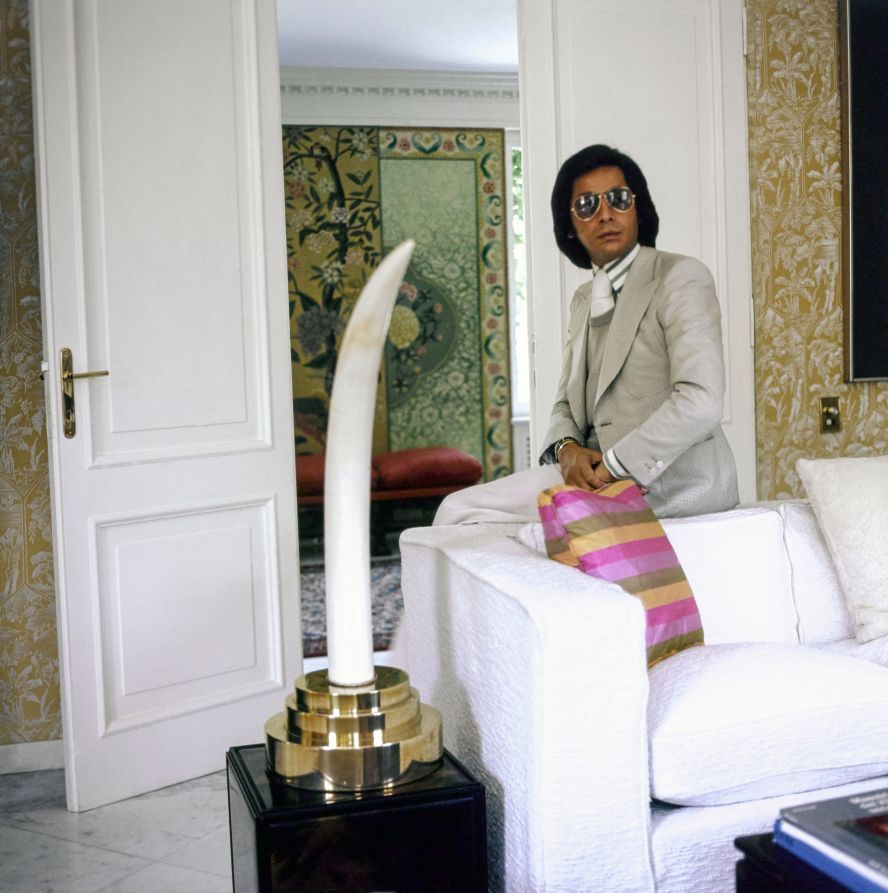 1974년, 로마에 있는 자신의 아파트 소파에 기대어 앉아 있는 발렌티노 가라바니의 모습. / 이미지 출처: 게티 이미지. 