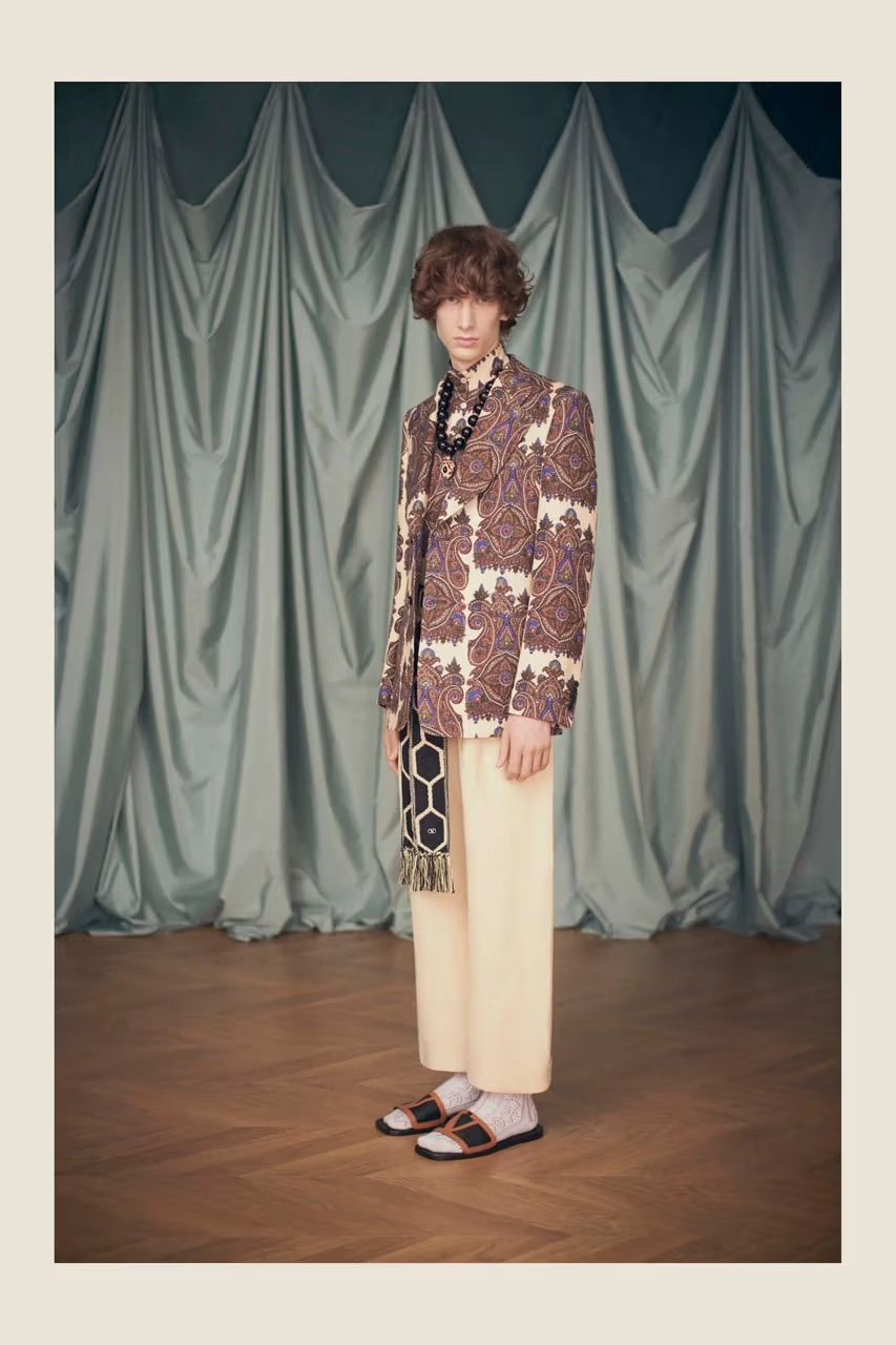 2024년 6월에 공개된 알렉산드로 미켈레의 발렌티노 데뷔 컬렉션, 2025 리조트 컬렉션 룩 이미지. / 이미지 출처: 발렌티노.