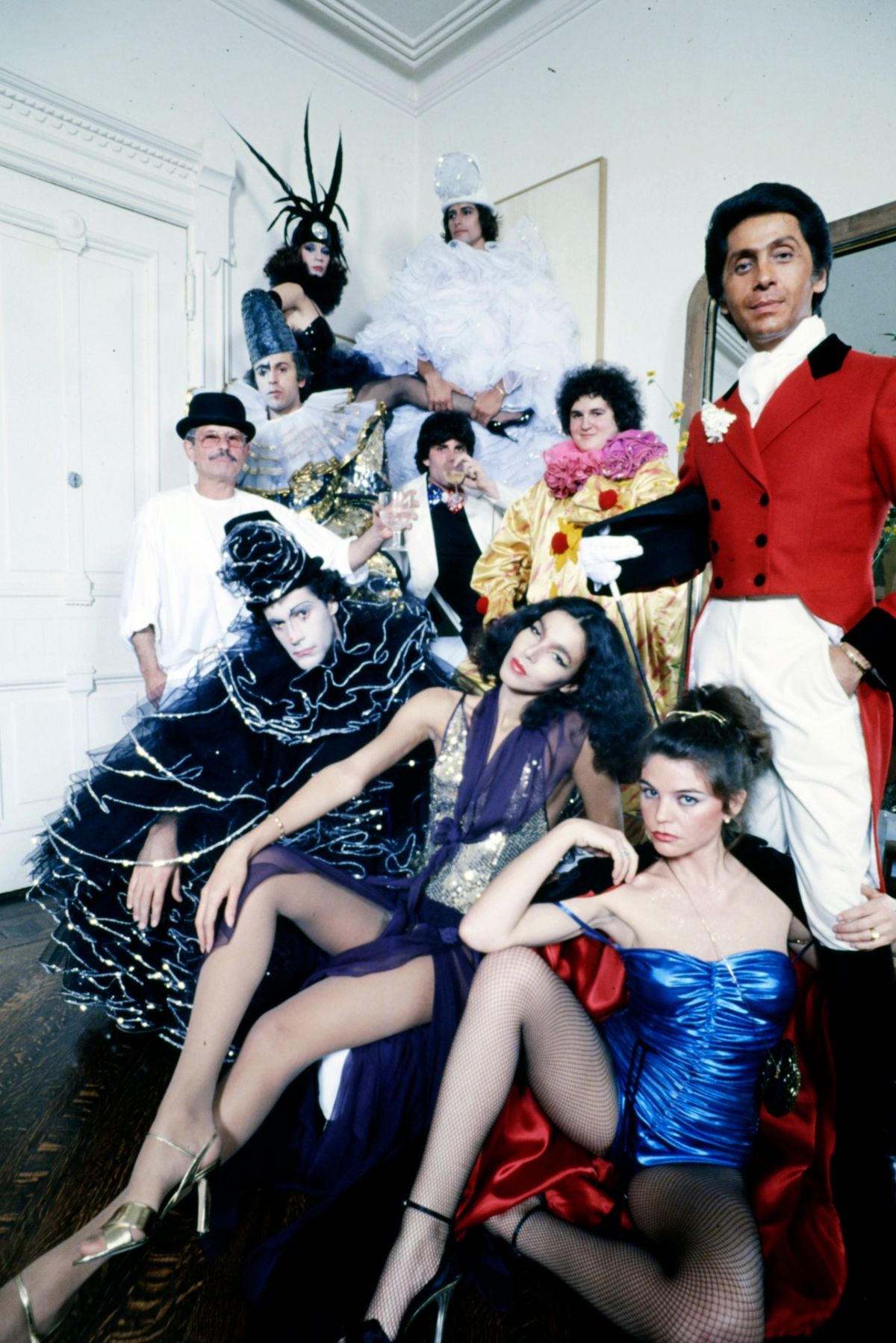 1974년, 뉴욕의 한 스튜디오에서 친구들과 함께 펠리니 감독의 영화 '광대들'에 나오는 의상을 입고 46번째 생일 파티를 열었다. / 이미지 출처: 발렌티노. 