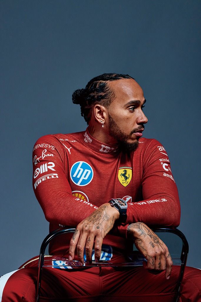 페라리의 붉은 수트를 입은 루이스 해밀턴과 리차드 밀이 서킷 위에서 증명해 보이는 하이엔드 엔지니어링의 정수 / 이미지 출처 : 리차드밀