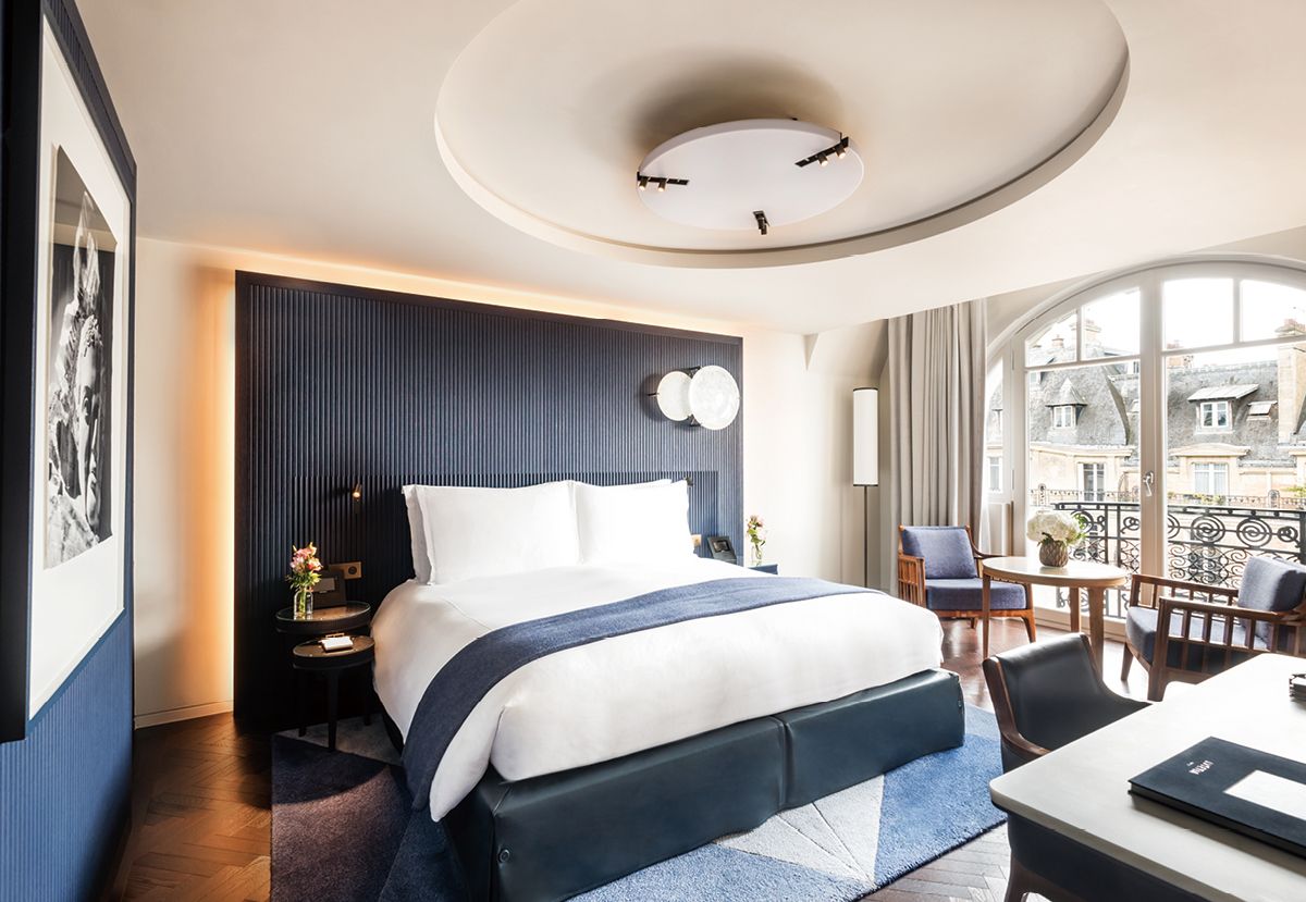 루테티아만의 미학과 현대적인 아름다움이 어우러진 객실.