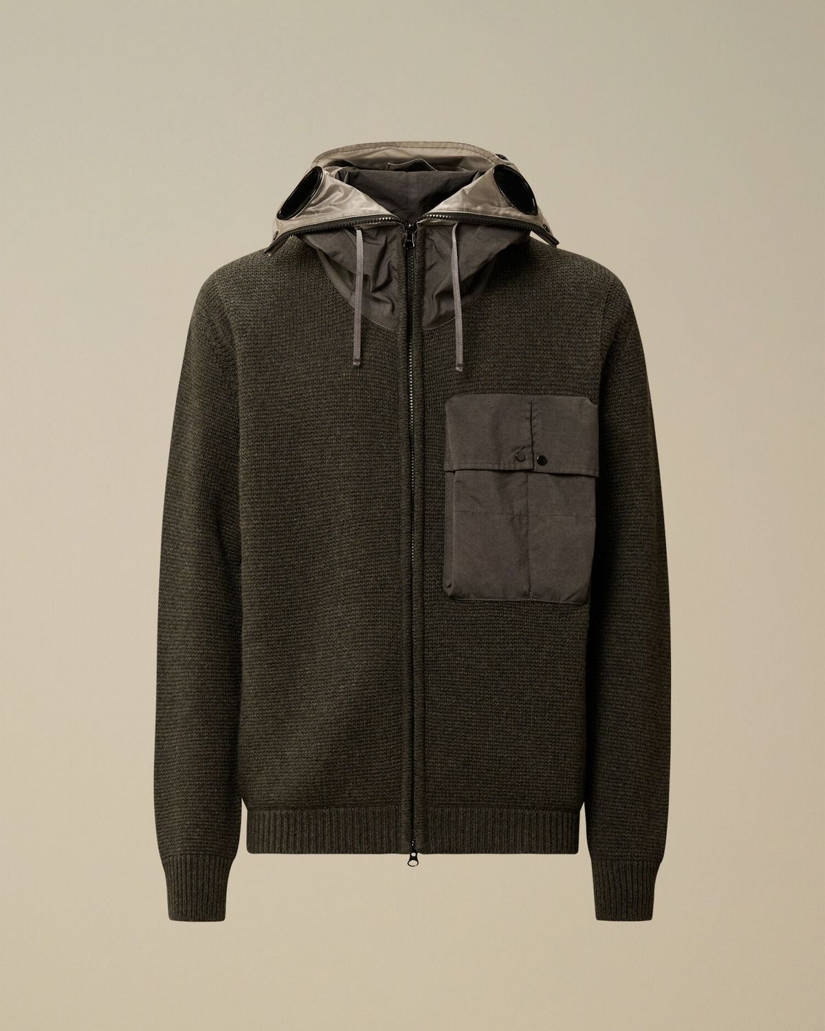 크리스마스에도 놓칠 수 없는 소희의 C.P. 컴퍼니 사랑 / 이미지 출처: 라이즈 SNS 및 위버스, C.P. 컴퍼니.