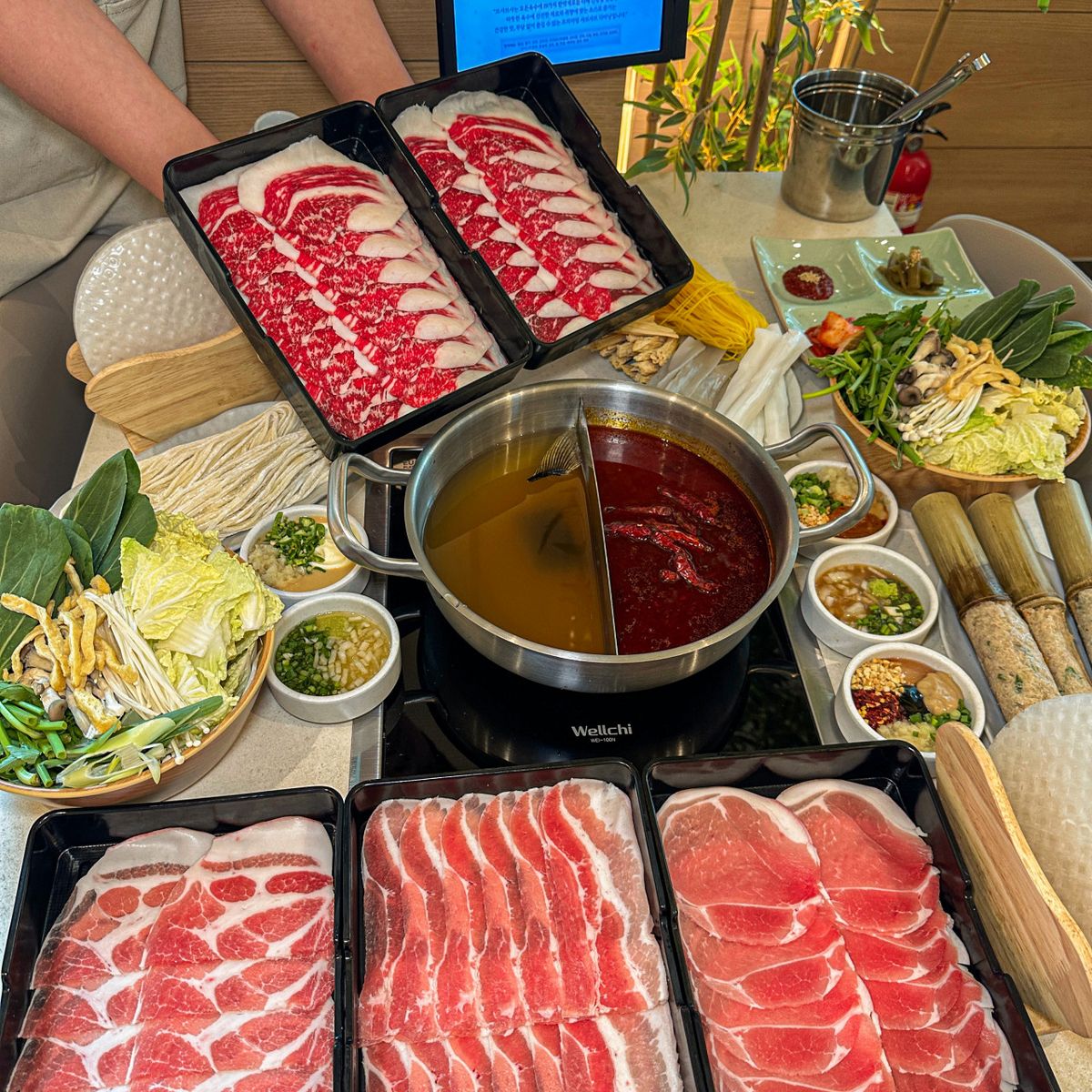 셀프 소스바와 함께 다양한 맛을 즐길 수 있는 브샤브샤/ 이미지 출처: 네이버 업체 등록