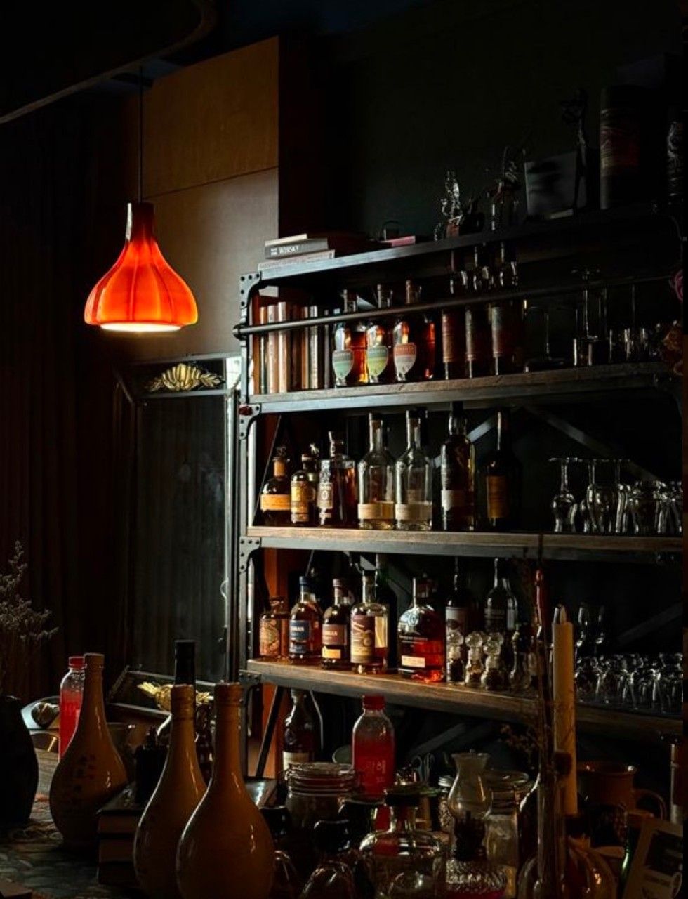 어두운 조명과 분위기가 매력적인 열정의 선창 내부. / 이미지 출처: 네이버 지도 업체 제공 이미지