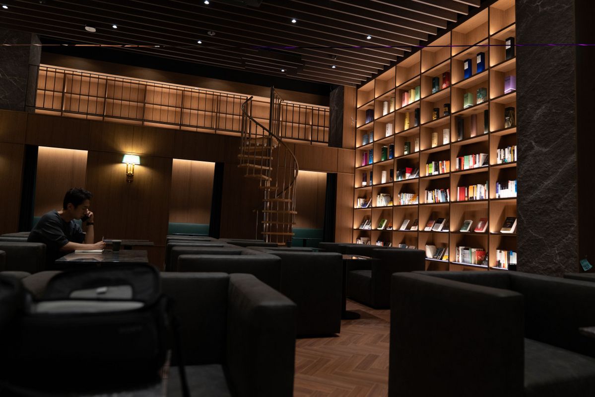 수백권의 책을 보유하고 있으며 바 이용객이라면 원하는 책을 골라 읽어볼 수도 있다. / 이미지 출처: 네이버 지도 업체 제공 이미지