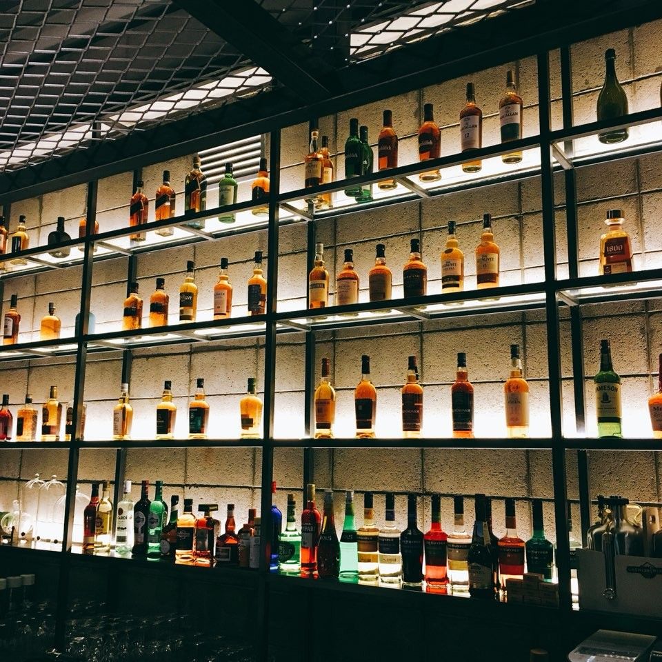 벽면에 비터스의 많은 술들이 전시되어 있다. / 이미지 출처: 네이버 지도 업체 제공 이미지