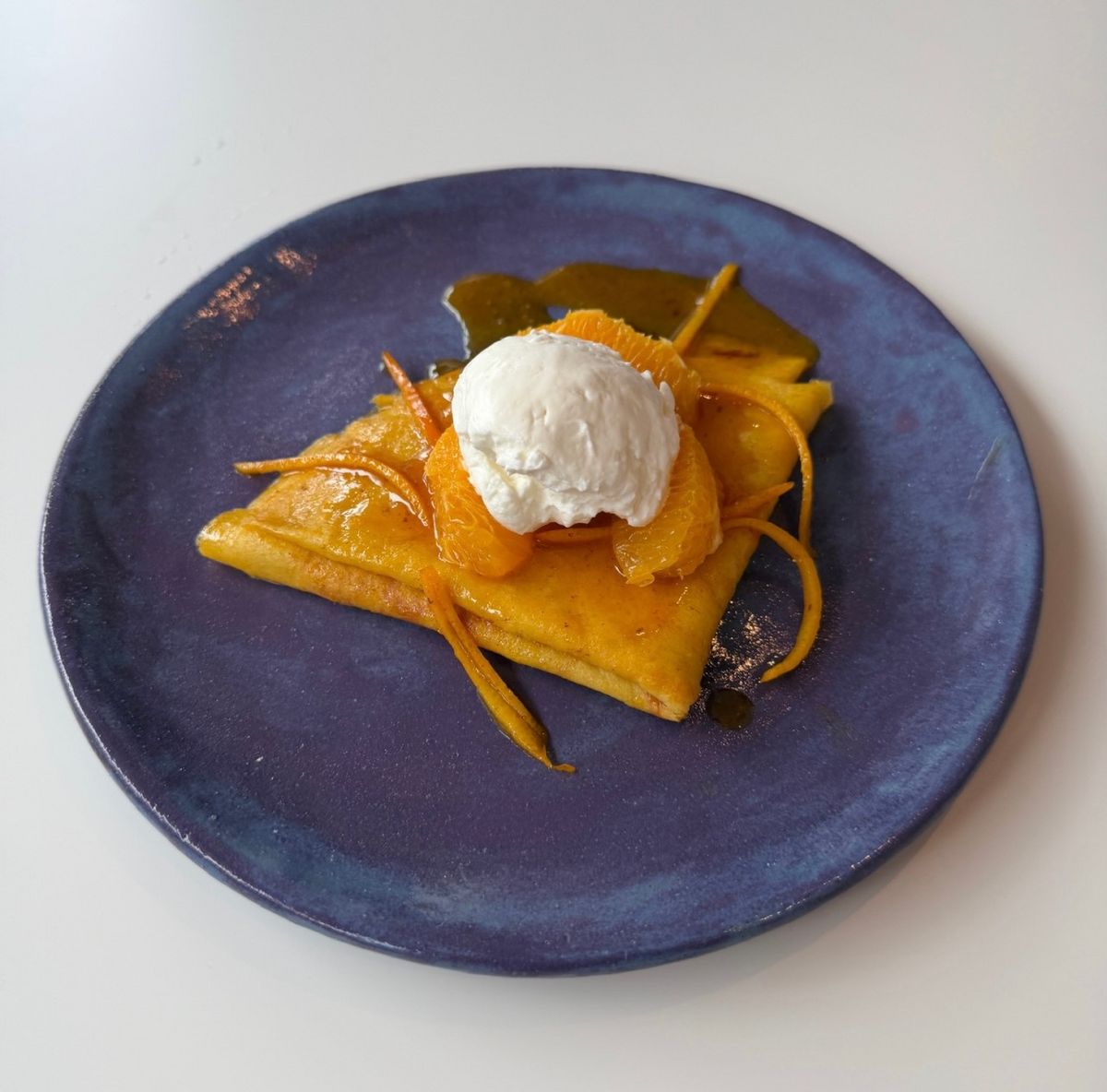 오렌지와 마스카포네 크림을 얹은 ‘슈제츠 크레페’. / 이미지 출처: 데케드 파크 네이버지도 업체 제공 이미지