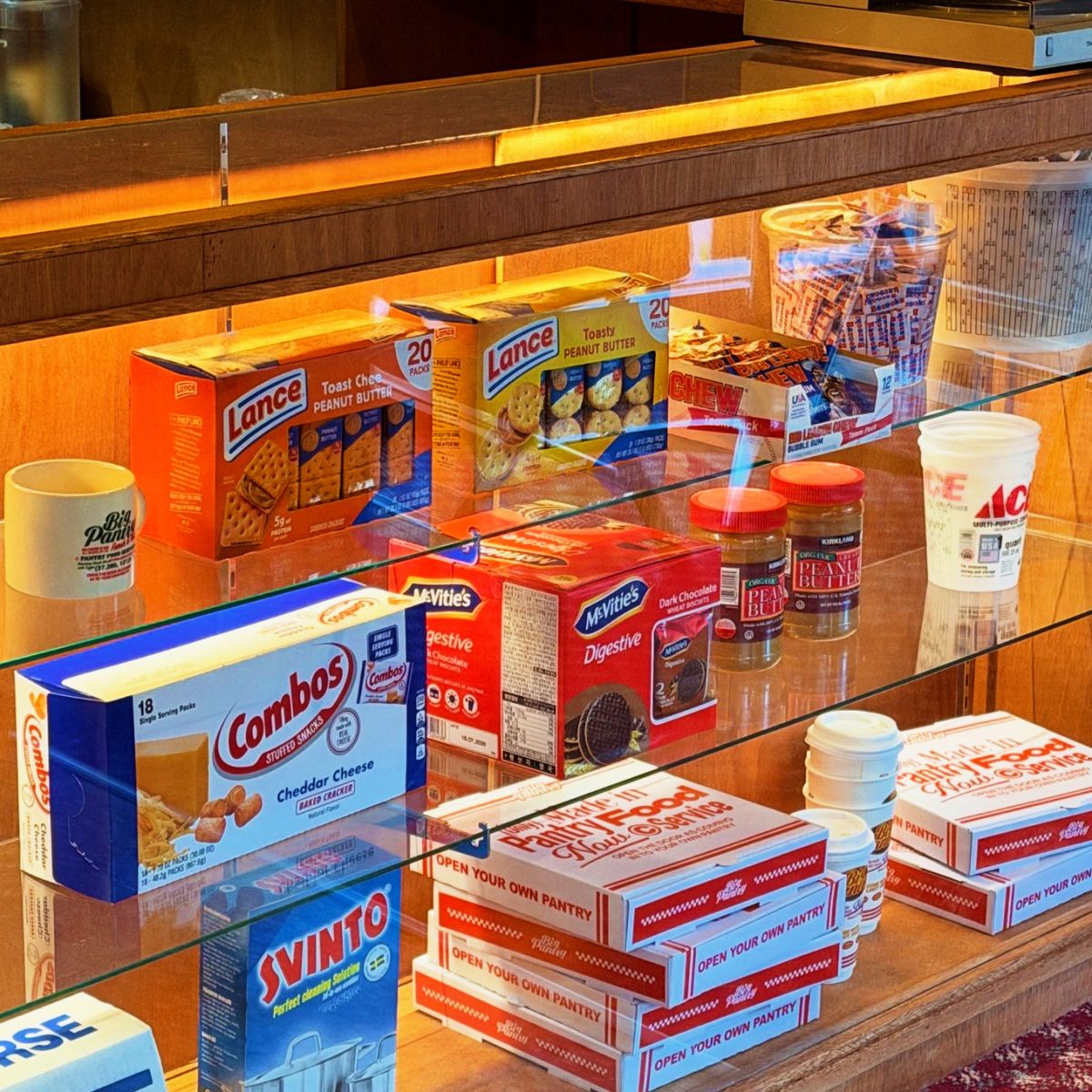 미국 잡지, 스낵 패키지, 피자 박스 등 소품을 구경하는 재미도 쏠쏠하다. / 이미지 출처: 카페 빅팬트리 연남점 네이버지도 업체 제공 이미지