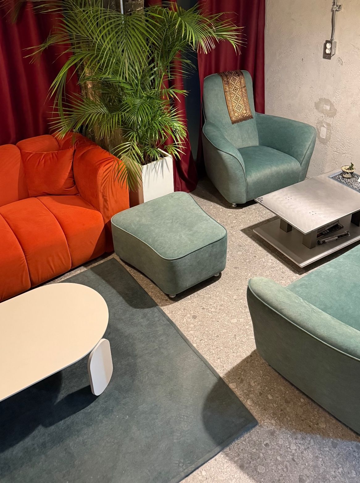 컬러풀한 가구로 개성을 더한 ‘sip sip sip’의 내부 모습. / 이미지 출처: sip sip sip 인스타그램