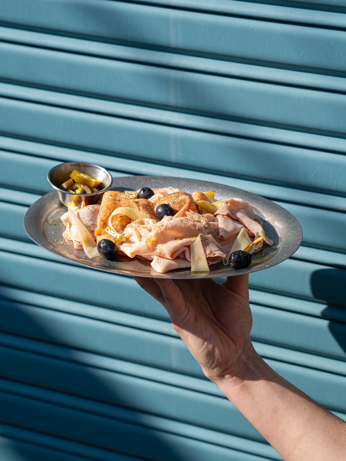 수제 비어슁켄, 쿡살라미, 잠봉과 치즈로 구성된 ‘Sip 샤퀴테리 플래터’. / 이미지 출처: sip sip sip 인스타그램