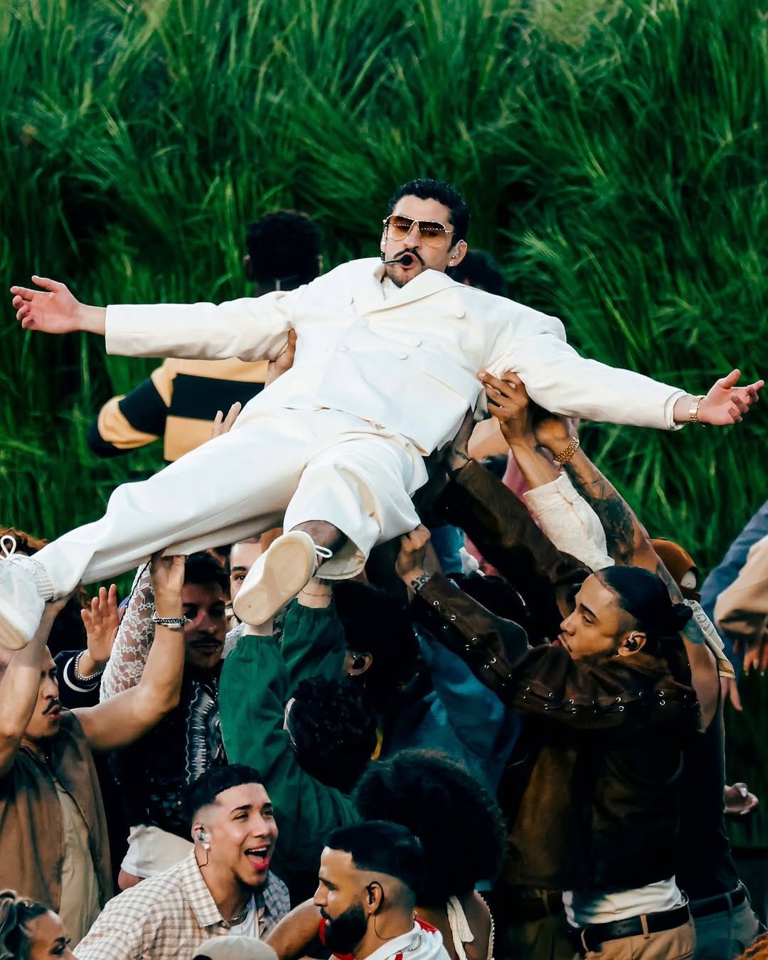 배드 버니가 일으킨 화제의 2026 슈퍼볼 하프타임 패션 / 이미지 출처: 인스타그램 @badbunnyyofficial