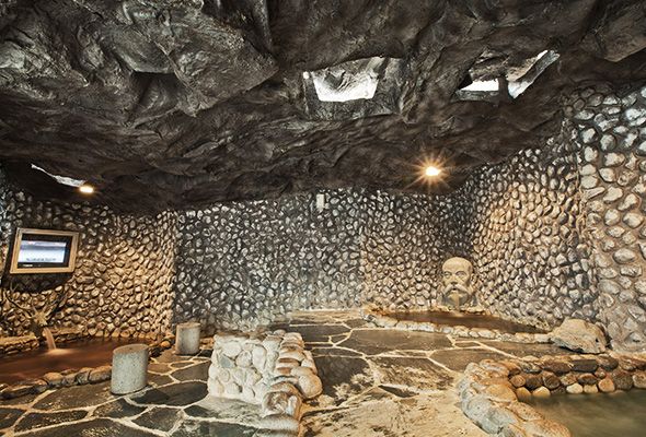 호텔농심의 온천 허심청에 준비된 다양한 탕. 온탕과 냉탕, 반신욕 등 입맛에 맞게 즐길 수 있다.