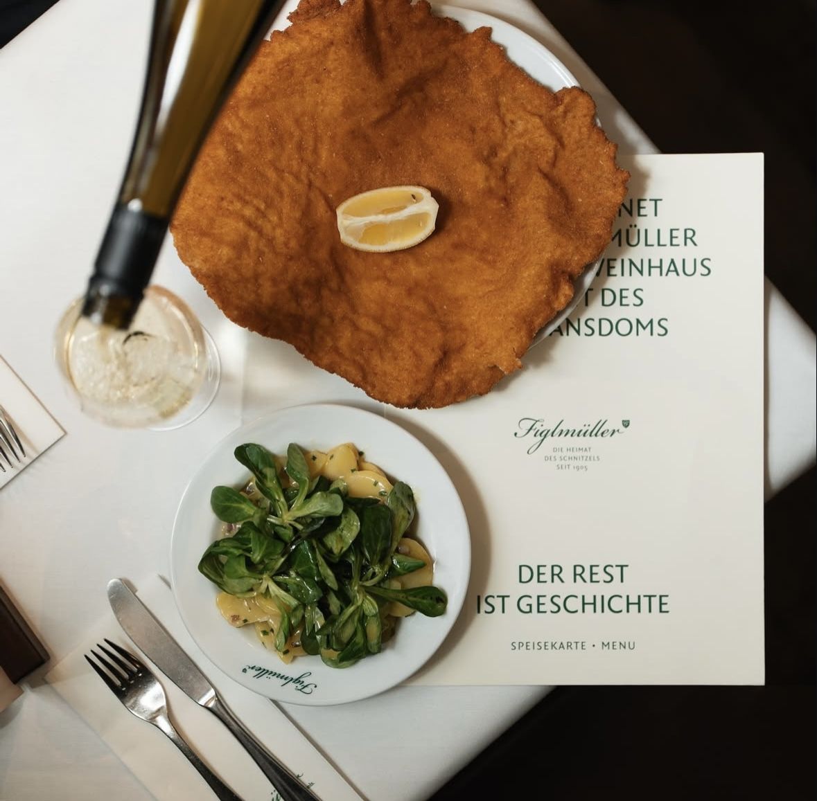 슈니첼과 감자샐러드가 이곳의 시그니처 메뉴다. / 출처: 피그뮐러 공식 인스타그램