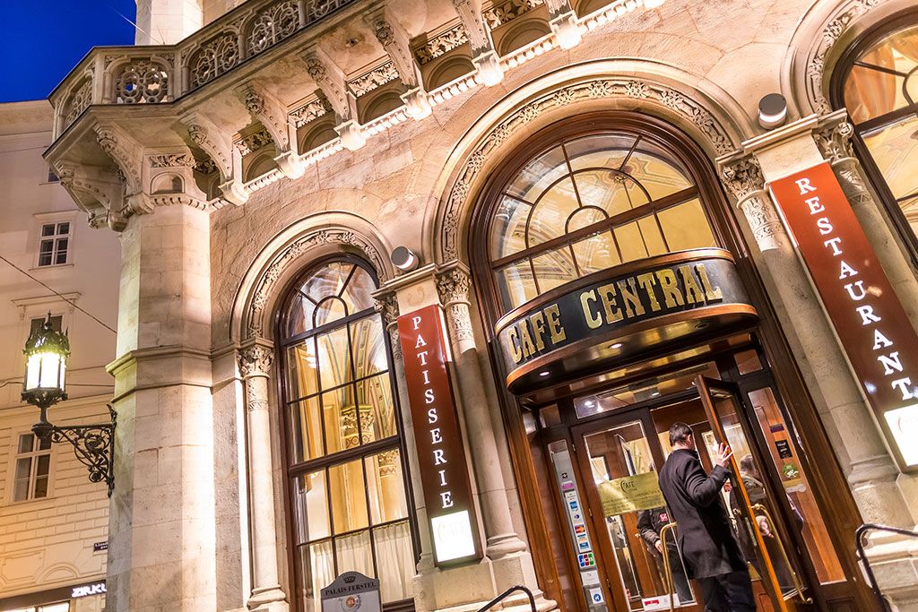 카페 센트럴의 외관모습에서 오래된 역사를 엿볼 수 있다. / 출처: 빈 카페 센트럴 공식 홈페이지