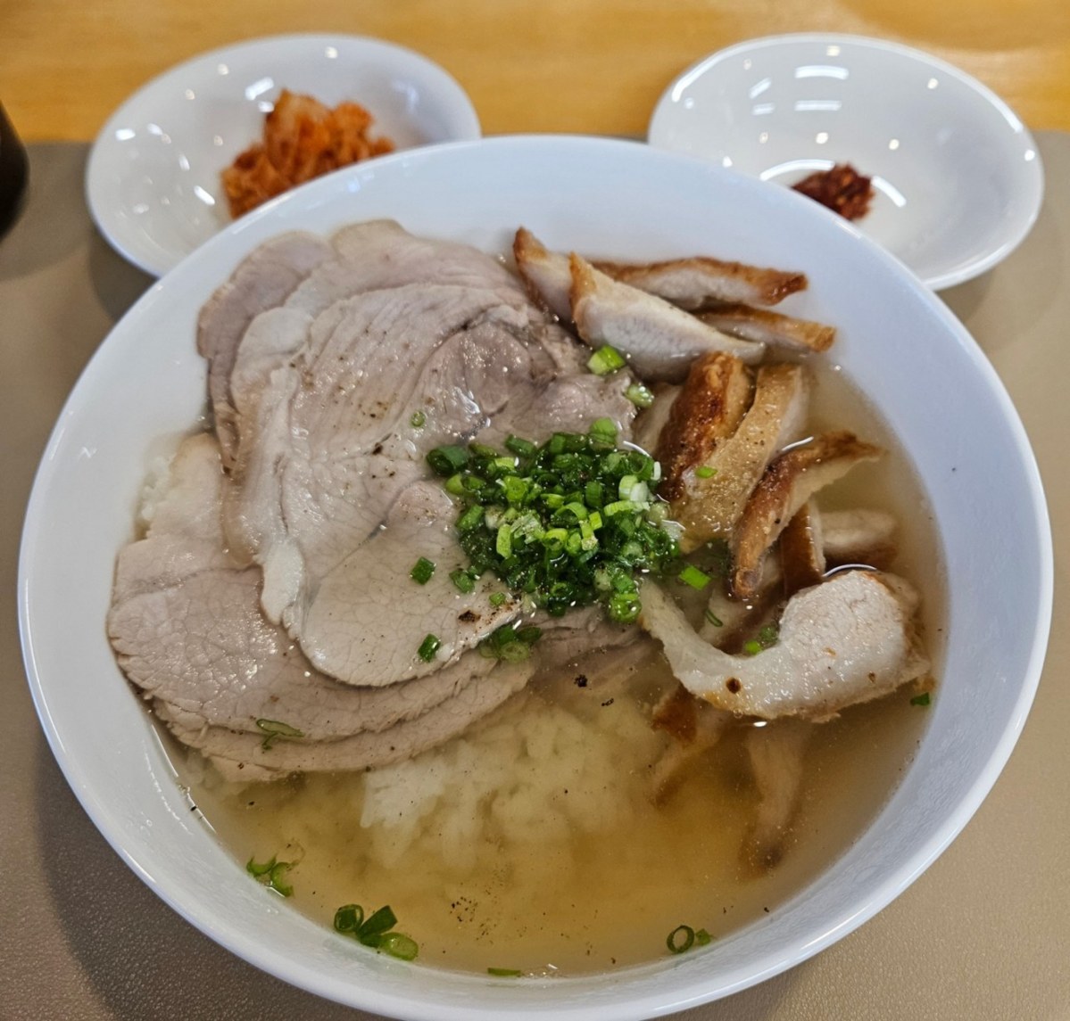 부산 항정국밥을 현대식으로 재해석했다. 오븐에 구워 기름기를 뺀 항정살, 맑고 담백한 국물이 특징이다. / 출처: 네이버 업체 등록 